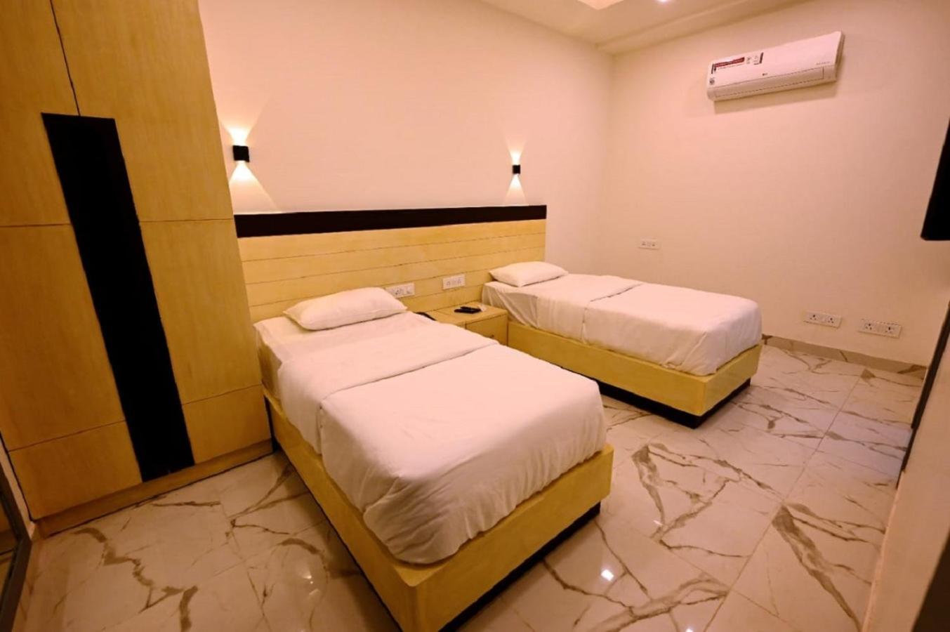 Hotel Prago By Green Deer Varanasi — Photos 1